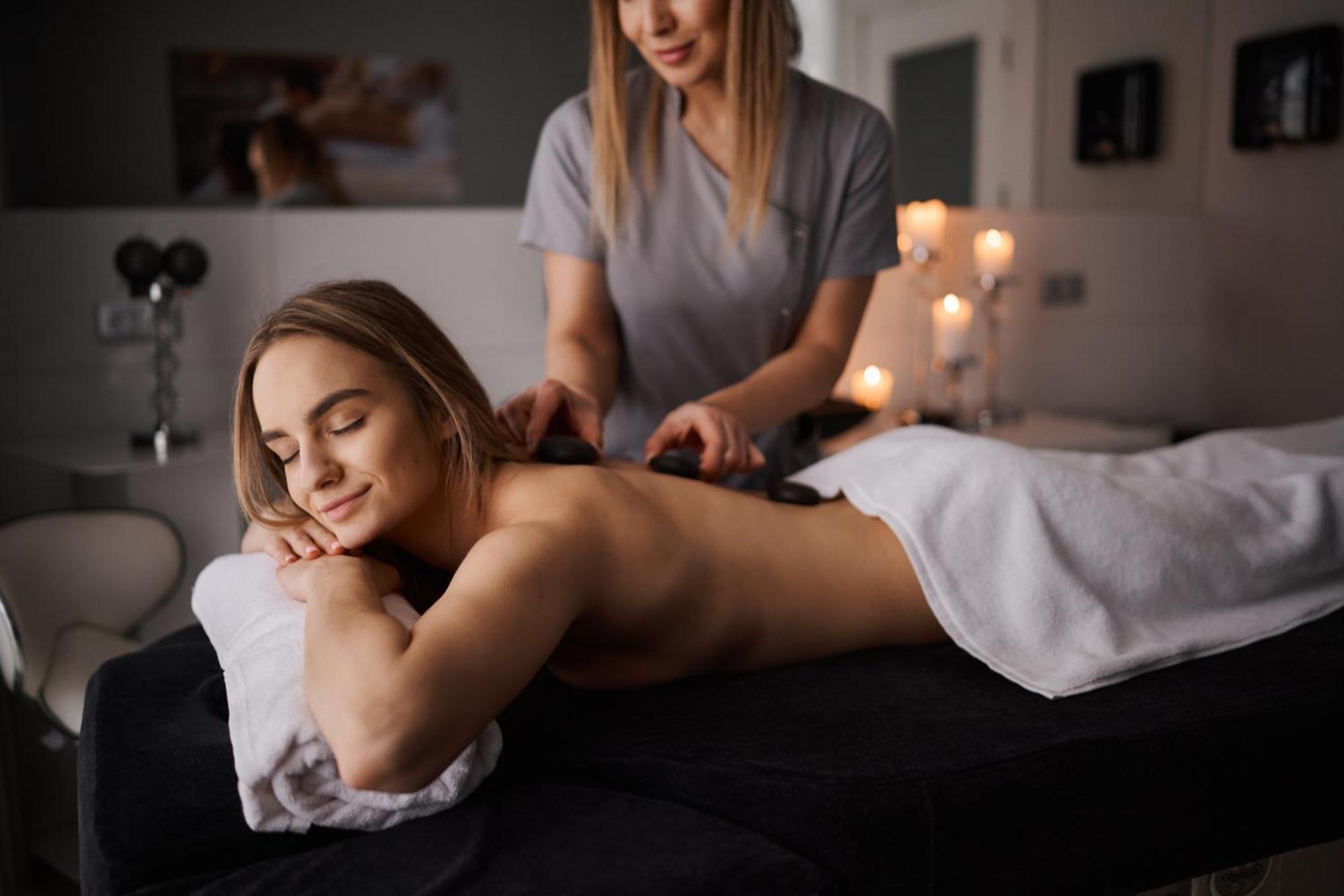 Willa Port Острода Екстер'єр фото A woman receiving a hot stone massage