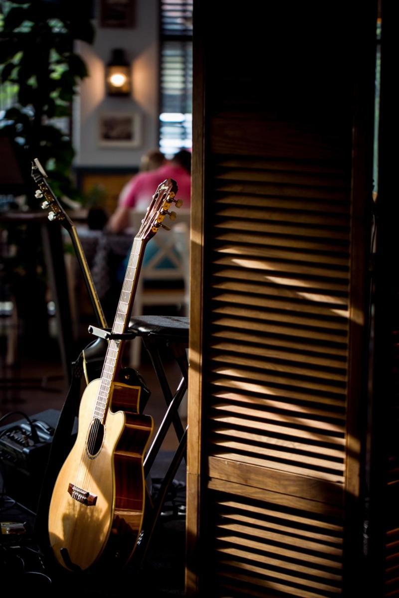 Willa Port Острода Екстер'єр фото A guitar in a stand