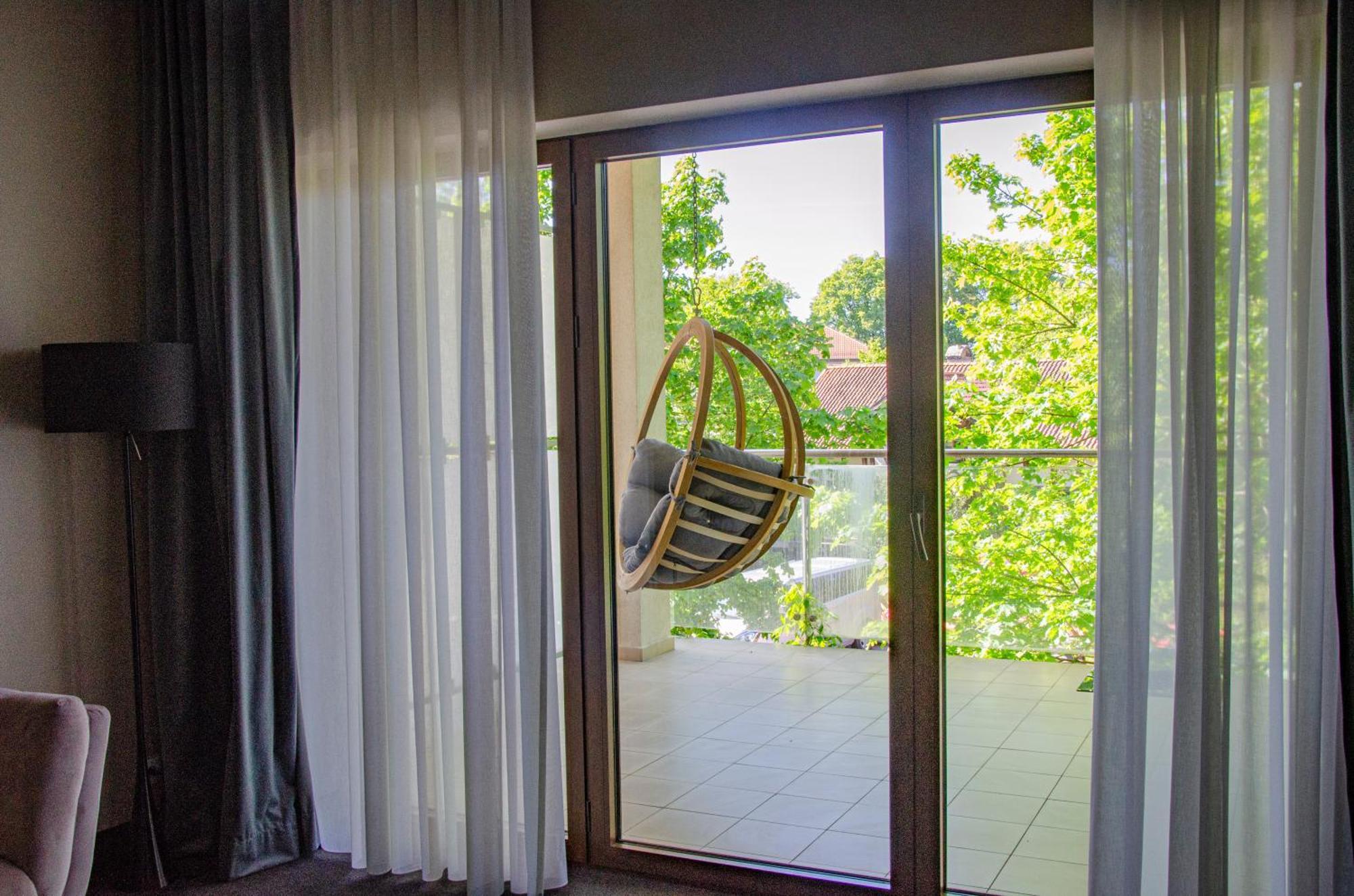 Willa Port Острода Екстер'єр фото A hanging chair