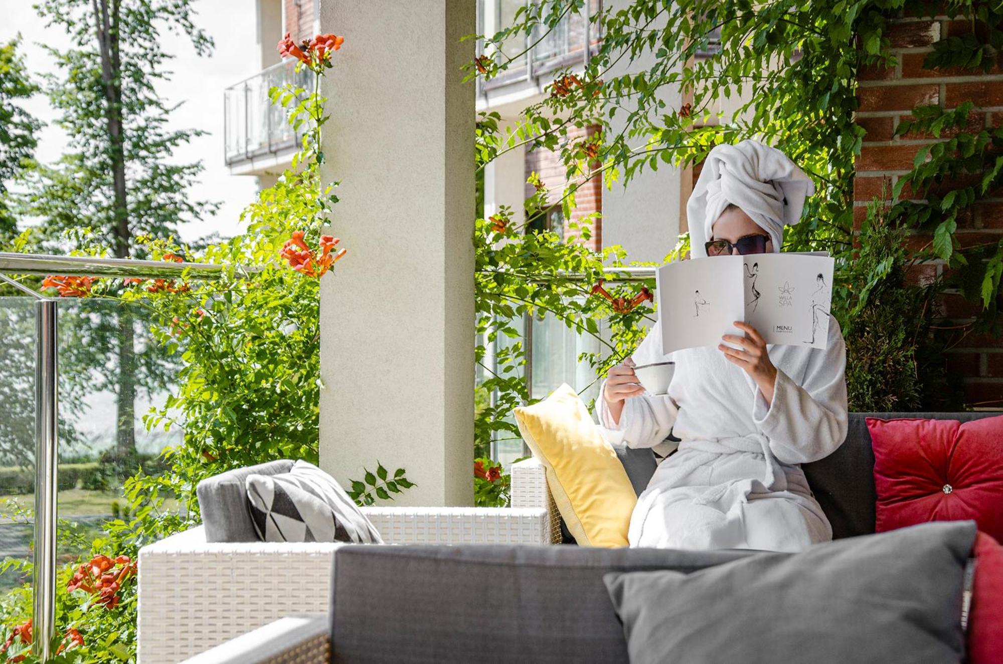 Willa Port Острода Екстер'єр фото A woman relaxing at the spa