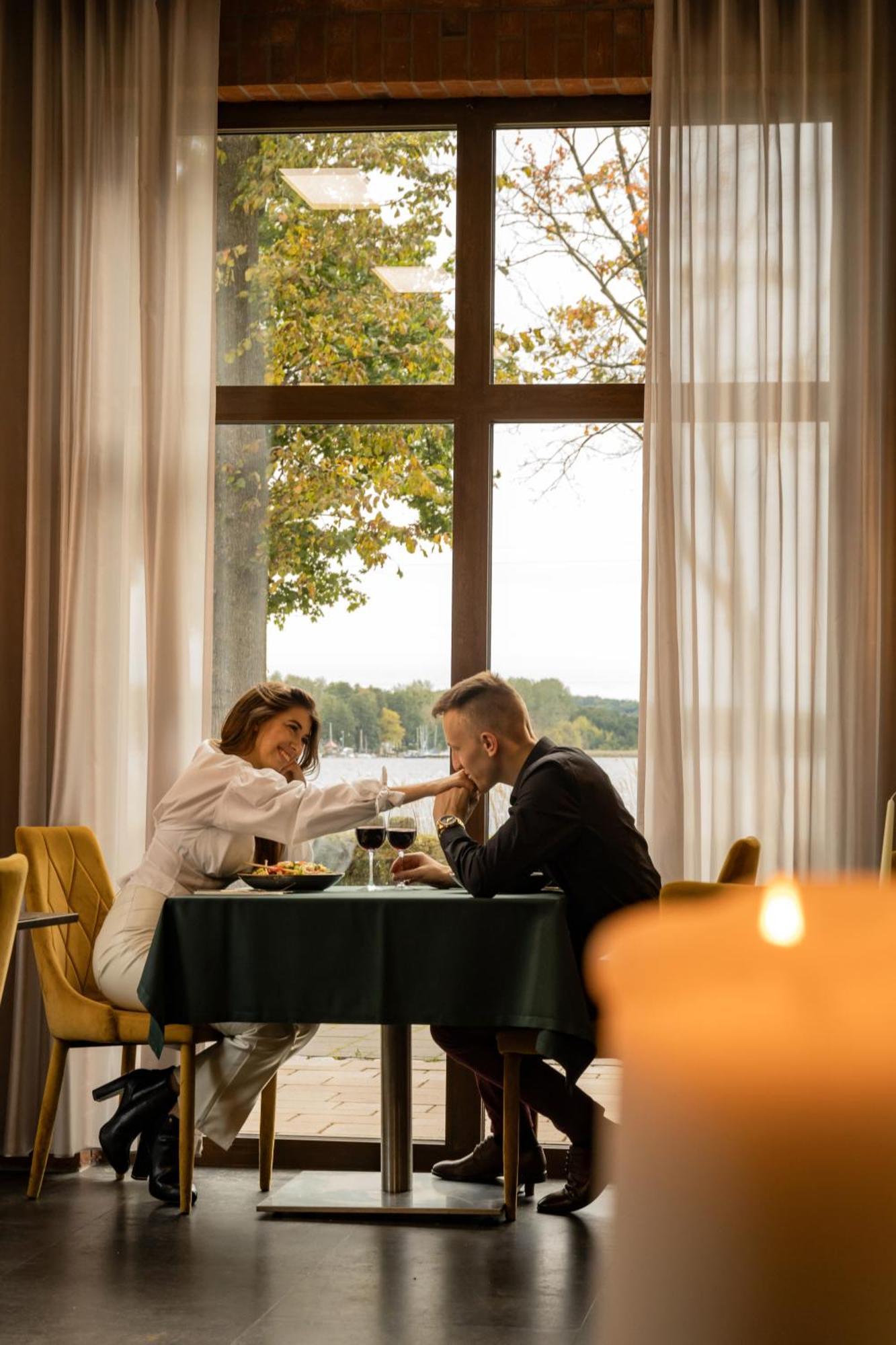 Willa Port Острода Екстер'єр фото A couple on a date