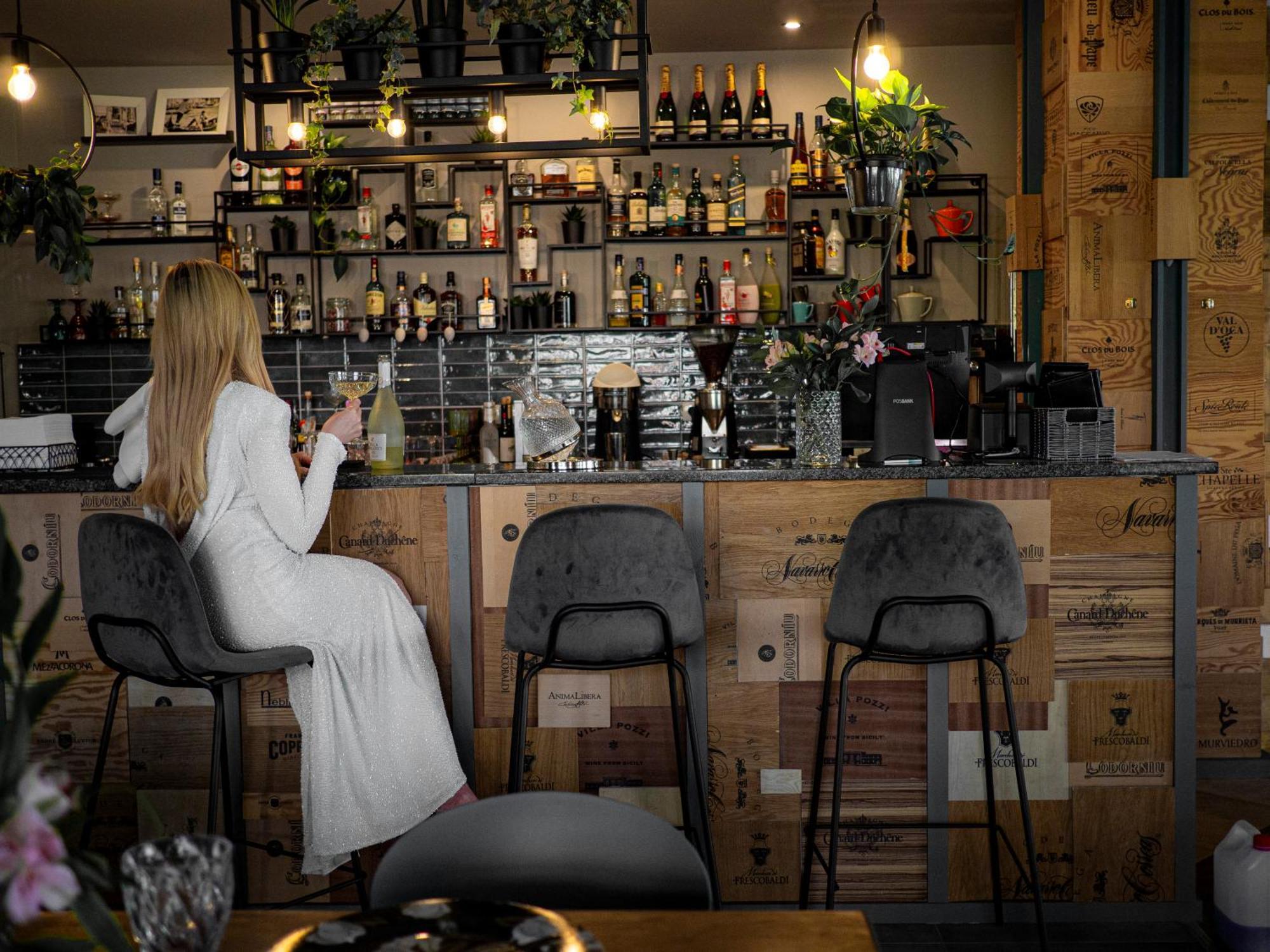 Willa Port Острода Екстер'єр фото A woman sitting at a bar