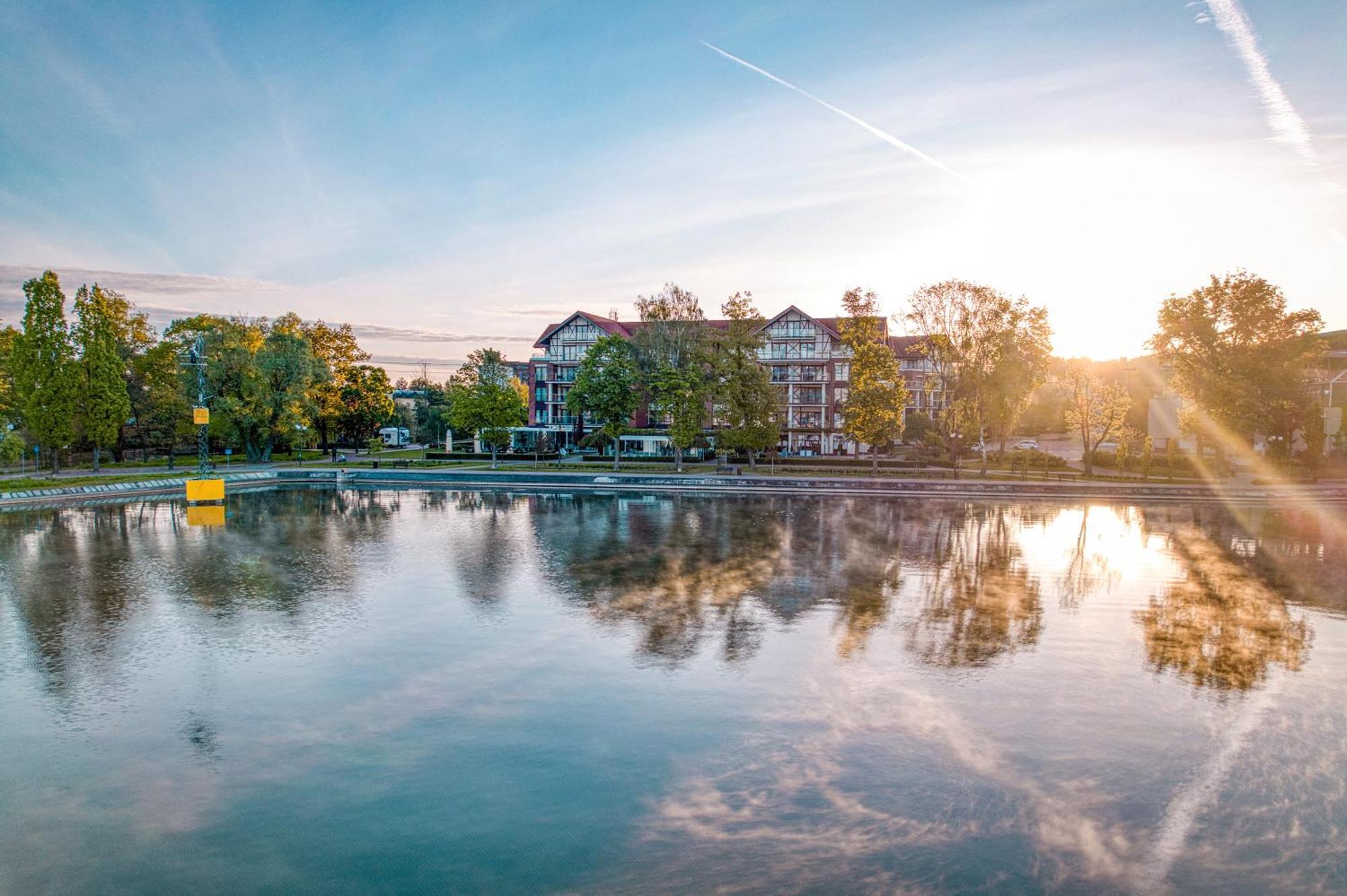 Willa Port Острода Екстер'єр фото The lake at the campus of the University of Applied Sciences and Medical University of Southern Tyrol
