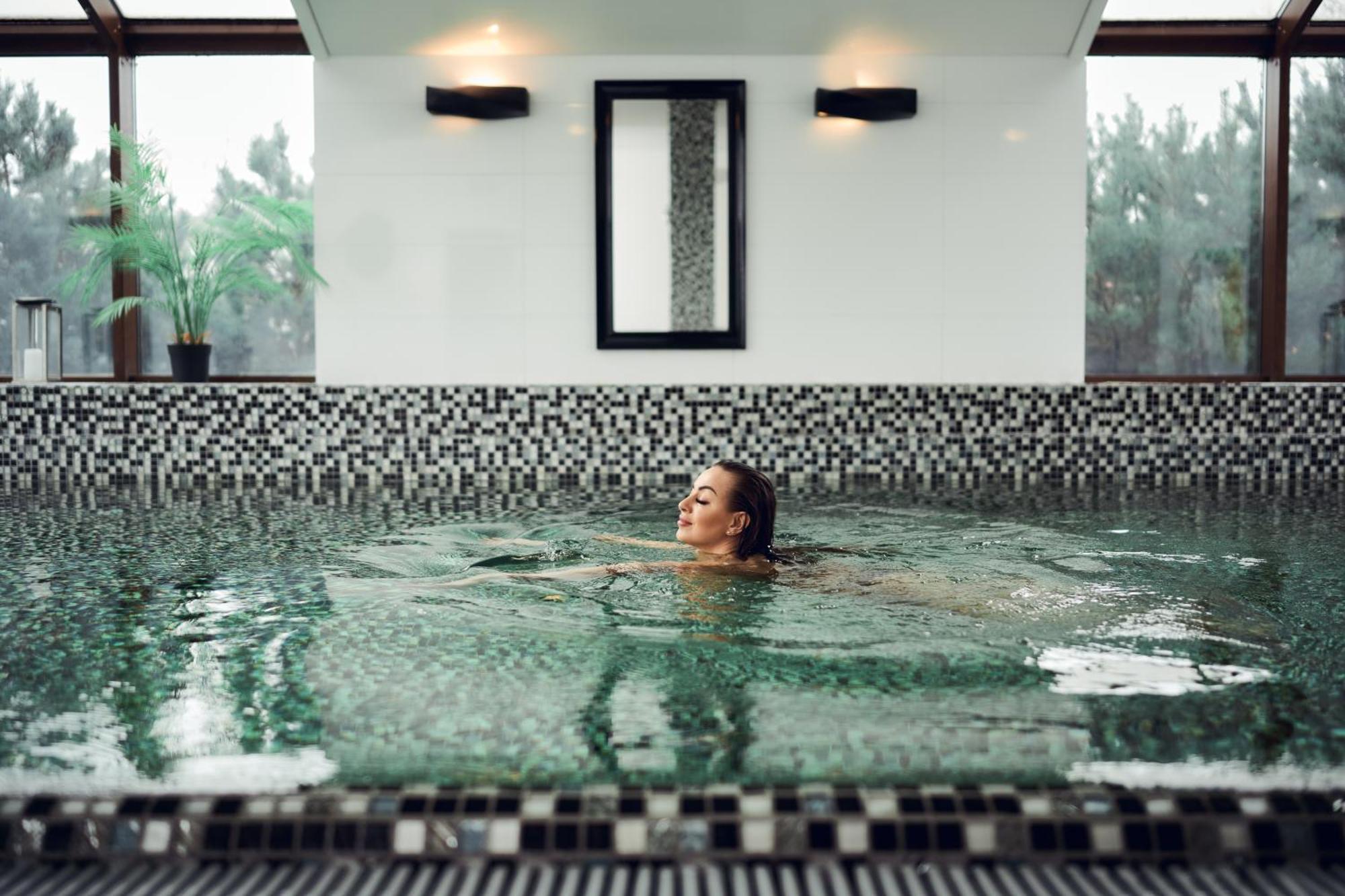 Willa Port Острода Екстер'єр фото A woman swimming in a pool